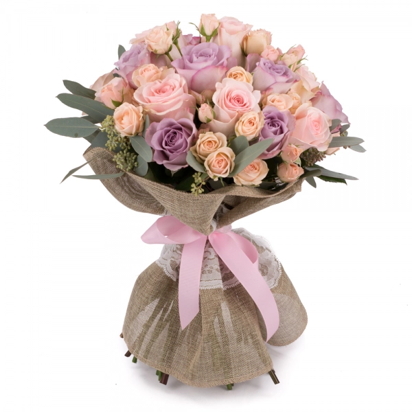Suflet de floare: buchet trandafiri si minirosa incantator. 